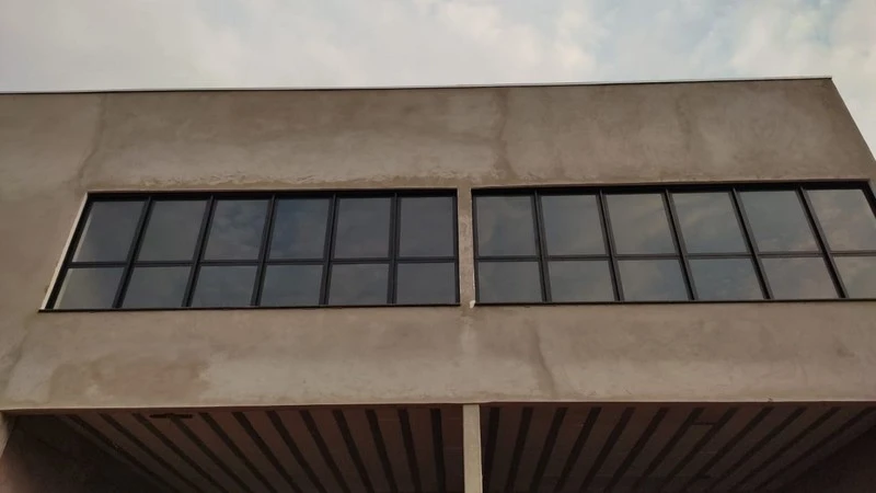 Esquadria de aluminio amadeirado